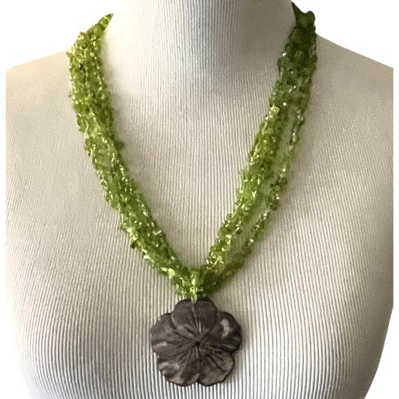 JTV New Peridot Chip Necklace with Shell Flower Pendant Sterling SIlver NIB Box - Picture 1 of 6